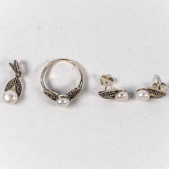 Set Bijuterii STILL Argint 925 - Pandantiv, Inel, Cercei, Perle de Cultura si Marcasite, Marime Inel 8, Alb Sidefat