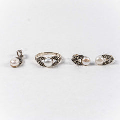 Set Bijuterii STILL Argint 925 - Pandantiv, Inel, Cercei, Perle de Cultura si Marcasite, Marime Inel 8, Alb Sidefat