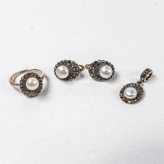 Set Bijuterii STILL Argint 925 - Pandantiv, Inel, Cercei, Perla de Cultura si Marcasite, Marime Inel 7, Alb Sidefat