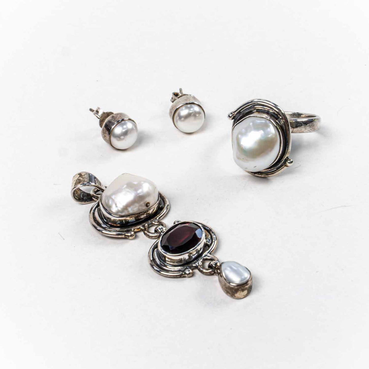 Set Bijuterii STILL Argint 925 - Pandantiv,  Inel,  Cercei, Perla Baroc si Rubin, Inel Reglabil, Alb Sidefat