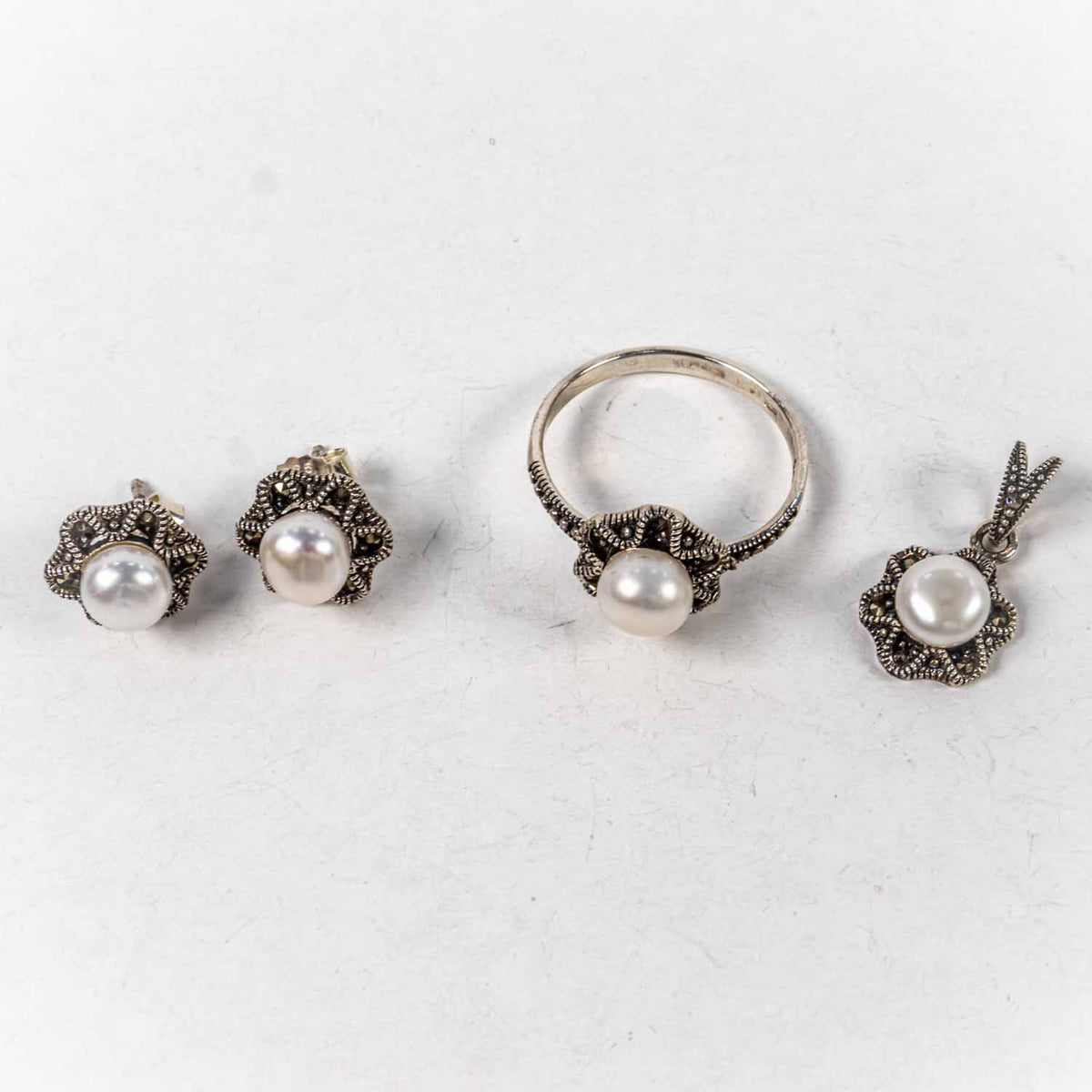 Set Bijuterii STILL Argint 925 - Pandantiv,  Inel,  Cercei, Perle de Cultura si Marcasite, Marime Inel 9, Alb Sidefat