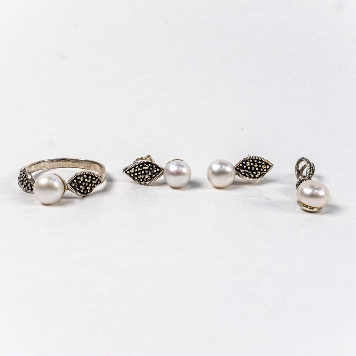 Set Bijuterii STILL Argint 925 - Pandantiv,  Inel,  Cercei, Perle de Cultura si Marcasite, Marime Inel 9, Alb Sidefat